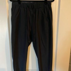 Under Armour Woven Ankle Crop. Black - size medium